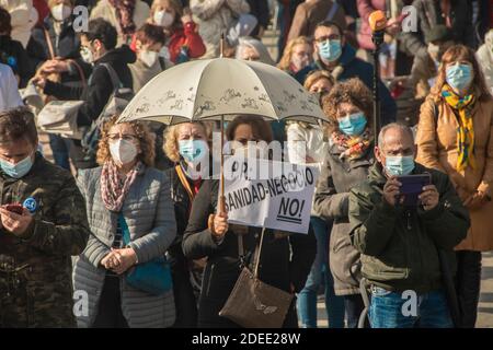 La Marea Blanca a marché ce dimanche de Neptune à Colón pour dire "assez! À la gestion chaotique et imprudente de la santé du Gouvernement d'Isabel Díaz Ayuso. Plus précisément, les organisateurs sont l'Association de Madrid pour la défense de la santé publique (ADSPM), l'Association des infirmières de Madrid (AME), les Commissions des travailleurs (CCOO Madrid), la Confédération générale du travail (CGT), le Syndicat professionnel du CSIT (CSIT UP), la Fédération régionale des associations de voisinage de Madrid (FRAVM), l'Assemblée des mouvements des travailleurs de la santé (MAT), Tableau pour la défense de la santé publique de Madrid-Marea Blanca (MEDSAP-Marea Blanca), Banque D'Images