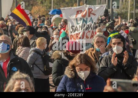 La Marea Blanca a marché ce dimanche de Neptune à Colón pour dire "assez! À la gestion chaotique et imprudente de la santé du Gouvernement d'Isabel Díaz Ayuso. Plus précisément, les organisateurs sont l'Association de Madrid pour la défense de la santé publique (ADSPM), l'Association des infirmières de Madrid (AME), les Commissions des travailleurs (CCOO Madrid), la Confédération générale du travail (CGT), le Syndicat professionnel du CSIT (CSIT UP), la Fédération régionale des associations de voisinage de Madrid (FRAVM), l'Assemblée des mouvements des travailleurs de la santé (MAT), Tableau pour la défense de la santé publique de Madrid-Marea Blanca (MEDSAP-Marea Blanca), Banque D'Images