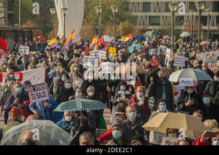 La Marea Blanca a marché ce dimanche de Neptune à Colón pour dire "assez! À la gestion chaotique et imprudente de la santé du Gouvernement d'Isabel Díaz Ayuso. Plus précisément, les organisateurs sont l'Association de Madrid pour la défense de la santé publique (ADSPM), l'Association des infirmières de Madrid (AME), les Commissions des travailleurs (CCOO Madrid), la Confédération générale du travail (CGT), le Syndicat professionnel du CSIT (CSIT UP), la Fédération régionale des associations de voisinage de Madrid (FRAVM), l'Assemblée des mouvements des travailleurs de la santé (MAT), Tableau pour la défense de la santé publique de Madrid-Marea Blanca (MEDSAP-Marea Blanca), Banque D'Images