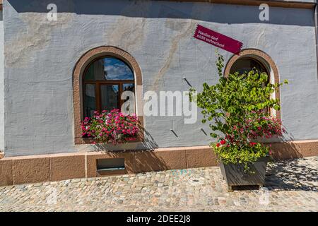 De nombreux bâtiments de Staufen sont endommagés de façon permanente par les fissures de soulèvement causées par le forage géothermique. Staufen-Münstertal, Allemagne Banque D'Images