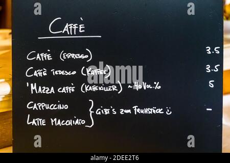 Menu du café sur le tableau de l'hôtel Mühle à Binzen, Allemagne. À l''Hotel Mühle, le cappuccino et le latte macchiato ne sont disponibles que pour le petit-déjeuner. Toute autre chose serait profondément antiitalienne Banque D'Images