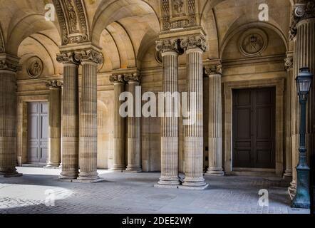 Paris, France, février 2020, entrée menant à la Colonnade de Perrault, partie du Palais du Louvre Banque D'Images