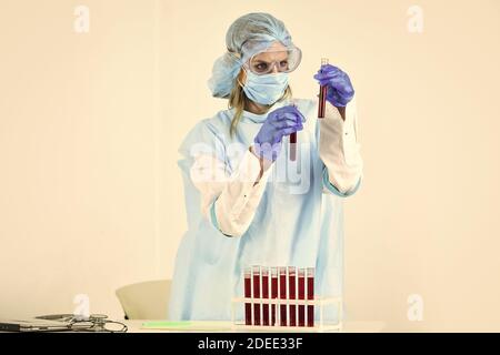 découverte scientifique. santé et médecine. femme avec tubes à essai en laboratoire hospitalier. faire un test sanguin pour virus. vaccin contre le sras. épidémie d'infection en chine. éclosion de pandémie de coronavirus. Banque D'Images