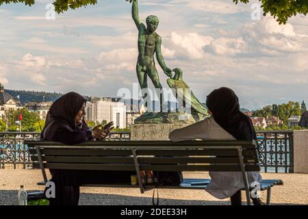 Le foulard se détend devant la sculpture de Ganymede sur la Bürkliterrasse à Zurich, en Suisse Banque D'Images
