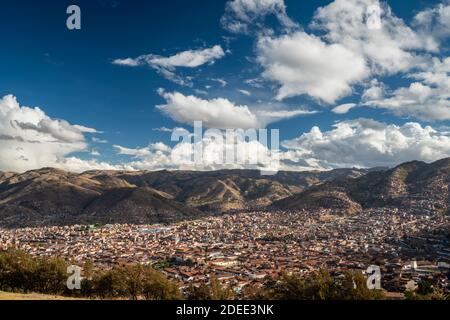 Vue panoramique de la ville de Cusco vue de Sacsayhuaman, Pérou Banque D'Images