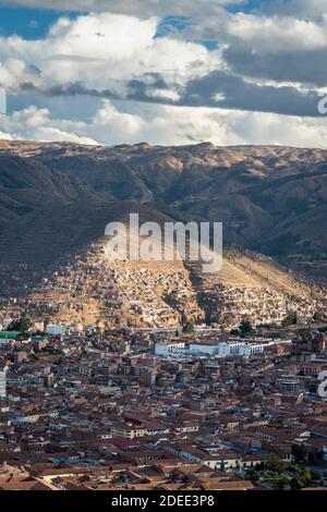 Vue panoramique de la ville de Cusco vue de Sacsayhuaman, Pérou Banque D'Images