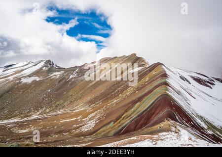 Photo idyllique de Rainbow Mountain en hiver, Pitumarca, Pérou Banque D'Images