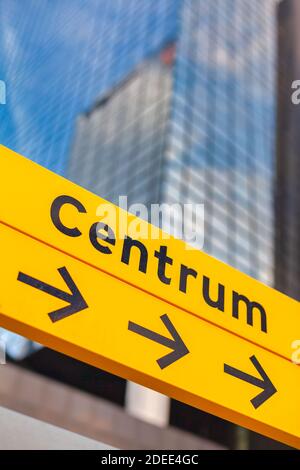 Le signe de la ville à Rotterdam avec le texte néerlandais « centre » et flèches indiquant la direction du centre-ville Banque D'Images