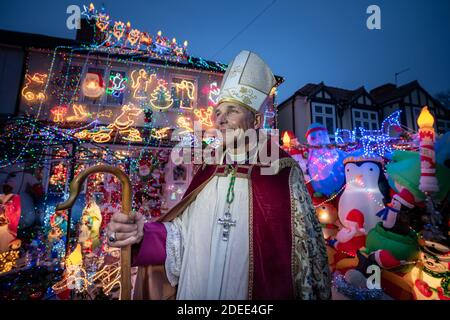 Londres, Royaume-Uni. 30 novembre 2020. Les lumières spectaculaires de la maison de Noël s'affichent à Welling. Jonathan Blake (en photo), archevêque résident de l'Église épiscopale ouverte, a décoré sa maison familiale chaque année depuis 2002. Pour certains enfants de la région, la « Maison de Noël », comme on l'appelle, est une partie essentielle de leur expérience de Noël. Bishop Blake utilise l'exposition annuelle de lumières pour aider à recueillir des fonds pour fournir de l'eau propre à deux petits villages de la Gambie. Il espère cette année fournir de l'eau à un troisième village. Credit: Guy Corbishley/Alamy Live News Banque D'Images