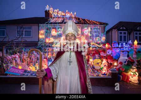 Londres, Royaume-Uni. 30 novembre 2020. Les lumières spectaculaires de la maison de Noël s'affichent à Welling. Jonathan Blake (en photo), archevêque résident de l'Église épiscopale ouverte, a décoré sa maison familiale chaque année depuis 2002. Pour certains enfants de la région, la « Maison de Noël », comme on l'appelle, est une partie essentielle de leur expérience de Noël. Bishop Blake utilise l'exposition annuelle de lumières pour aider à recueillir des fonds pour fournir de l'eau propre à deux petits villages de la Gambie. Il espère cette année fournir de l'eau à un troisième village. Credit: Guy Corbishley/Alamy Live News Banque D'Images