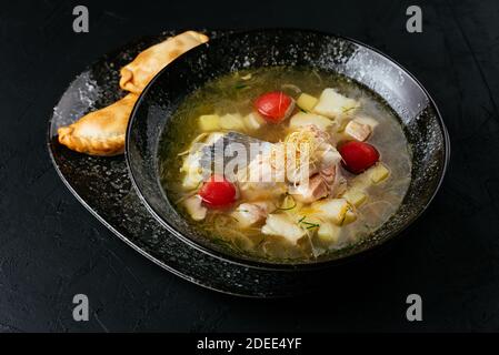 soupe de poisson avec morue sur fond noir Banque D'Images