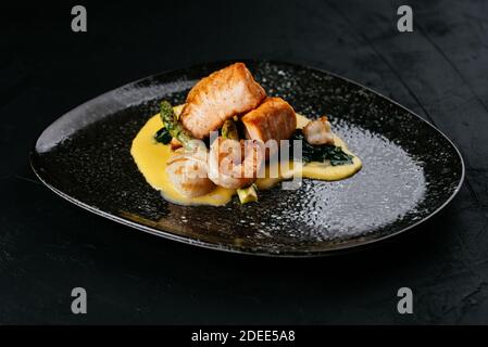 saumon grillé et crevettes sur fond noir Banque D'Images
