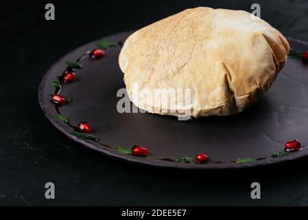 Salade de légumes géorgiens au pain à la tortilla sur fond noir Banque D'Images