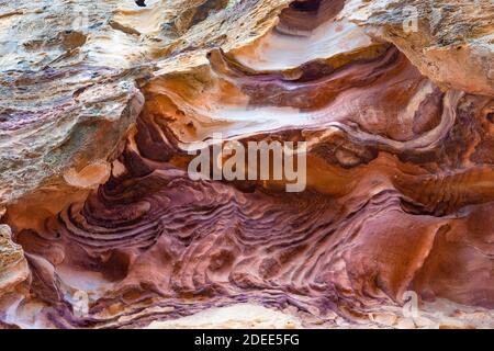 Texture grès gros plan. Texture en pierre rouge, montagnes du désert de Jordanie, Petra, désert de Wadi Rum, Jordanie Banque D'Images