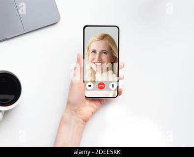 Mère mature appelant fille via appel vidéo sur smartphone en intérieur Banque D'Images