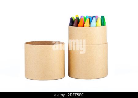 Crayons de cire fins colorés dans un emballage en tube de papier brun écologique ouvert, simple crayon papier boîte objet isolé sur blanc, découpé Banque D'Images