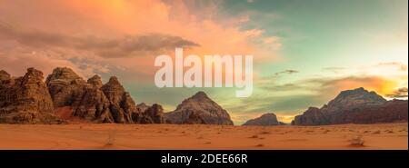 Coucher de soleil dans le Wadi Rum. Montagnes d'orange et sable d'orange. Jordanie Banque D'Images