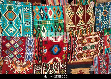 Tissus et tapis colorés à vendre au Petra Canyon à Wadi Musa, Jordanie Banque D'Images