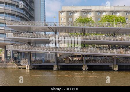 Parking sur plusieurs niveaux pour vélos à Amsterdam Banque D'Images