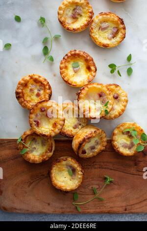 Mini quiches au jambon et au fromage Banque D'Images