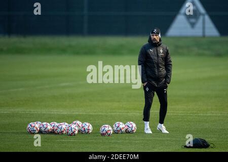 30 novembre 2020, Rhénanie-du-Nord-Westphalie, Mönchengladbach: Football: Ligue des Champions, avant le match Borussia Mönchengladbach - Inter Milan. L'entraîneur de Gladbach, Marco Rose, suit la formation de son équipe. Photo: Marius Becker/dpa Banque D'Images