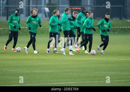 30 novembre 2020, Rhénanie-du-Nord-Westphalie, Mönchengladbach: Football: Ligue des Champions, avant le match Borussia Mönchengladbach - Inter Milan. Les joueurs de Borussia Mönchengladbach se réchauffent. Photo: Marius Becker/dpa Banque D'Images