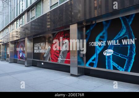 Siège social mondial de Pfizer avec bannières positives le long du trottoir À New York Banque D'Images