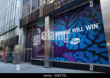 Siège social mondial de Pfizer avec bannières positives le long du trottoir À New York Banque D'Images