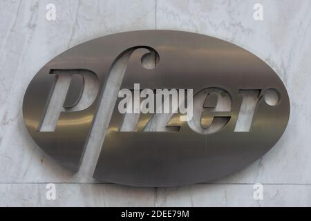 Le logo de Pfizer Pharmaceutical Company en dehors de leur siège social mondial à New York Banque D'Images