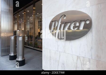 Le logo de Pfizer Pharmaceutical Company en dehors de leur siège social mondial à New York Banque D'Images