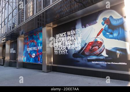 Siège social mondial de Pfizer avec bannières positives le long du trottoir À New York Banque D'Images