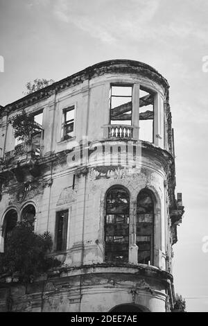 Photo verticale en niveaux de gris d'un ancien bâtiment abandonné dans Cuba Banque D'Images