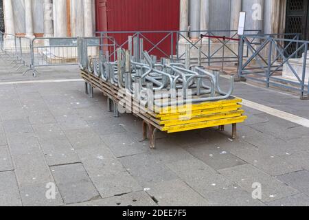 Plates-formes de passerelles surélevées prêtes pour les inondations à Venise Banque D'Images