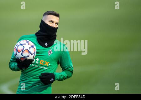 30 novembre 2020, Rhénanie-du-Nord-Westphalie, Mönchengladbach: Football: Ligue des Champions, avant le match Borussia Mönchengladbach - Inter Milan. Laszlo Benes de Gladbach tient le ballon. Photo: Marius Becker/dpa Banque D'Images