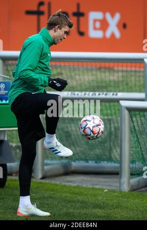 30 novembre 2020, Rhénanie-du-Nord-Westphalie, Mönchengladbach: Football: Ligue des Champions, avant le match Borussia Mönchengladbach - Inter Milan. Christoph Kramer de Gladbach joue le ballon dans l'entraînement. Photo: Marius Becker/dpa Banque D'Images