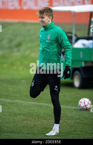 30 novembre 2020, Rhénanie-du-Nord-Westphalie, Mönchengladbach: Football: Ligue des Champions, avant le match Borussia Mönchengladbach - Inter Milan. Andreas Poulsen s'étire pendant l'entraînement de Borussia Mönchengladbach. Photo: Marius Becker/dpa Banque D'Images