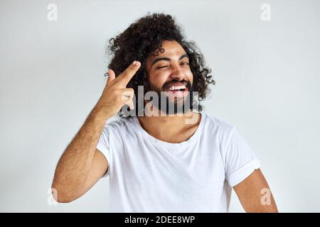 portrait de gai positif homme d'apparence arabe regardant loin rire, il écoute blague, amusez-vous avec quelqu'un, isolé sur fond blanc Banque D'Images