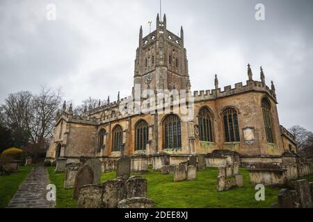 Extérieur de l'église St Mary's Church, Fairford, Angleterre, par une journée nuageux Banque D'Images