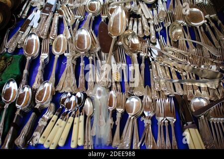 Antiquités à vendre sur le marché de rue dans le quartier de Monastiraki - Athènes, Grèce, 2 décembre 2018. Banque D'Images