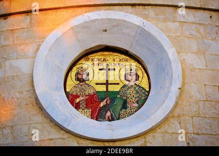 Belle mosaïque de Saint Constantine et Helen à l'extérieur d'une église orthodoxe grecque à Athènes, Grèce, février 29 2020. Banque D'Images