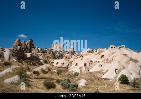 Vue sur la ville d'Uchisar. Site touristique célèbre, rochers, maisons de grottes. Cappadoce, Turquie Banque D'Images