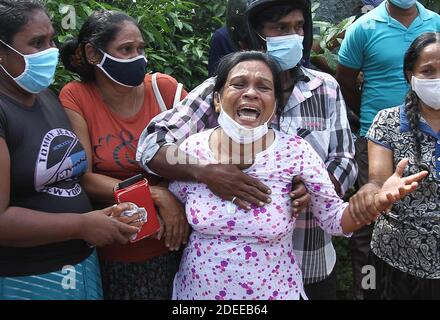 Mahara, province occidentale, Sri Lanka. 30 novembre 2020. Les membres de la famille des détenus réagissent en dehors de la prison, à la suite de troubles à la prison de Mahara, dans la banlieue de Colombo, au Sri Lanka le 30 novembre 2020. Credit: Pradeep Dambarage/ZUMA Wire/Alay Live News Banque D'Images