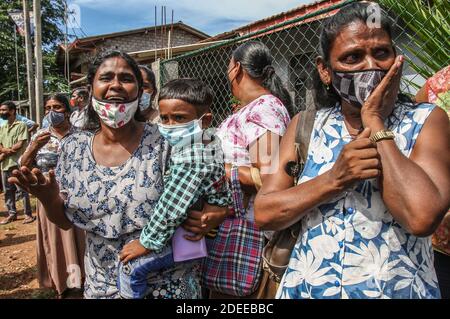 Mahara, province occidentale, Sri Lanka. 30 novembre 2020. Les membres de la famille des détenus réagissent en dehors de la prison, à la suite de troubles à la prison de Mahara, dans la banlieue de Colombo, au Sri Lanka le 30 novembre 2020. Credit: Pradeep Dambarage/ZUMA Wire/Alay Live News Banque D'Images