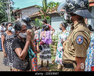 Mahara, province occidentale, Sri Lanka. 30 novembre 2020. Les membres de la famille des détenus réagissent en dehors de la prison, à la suite de troubles à la prison de Mahara, dans la banlieue de Colombo, au Sri Lanka le 30 novembre 2020. Credit: Pradeep Dambarage/ZUMA Wire/Alay Live News Banque D'Images