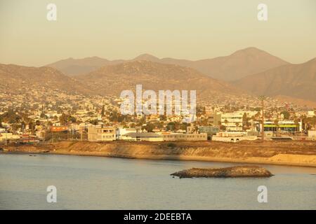 Le paysage riverain de la ville d'Ensenada, Mexique Banque D'Images