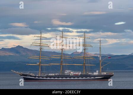 Grand navire russe Pallada dans le port d'Ushuaia, Argentine Banque D'Images