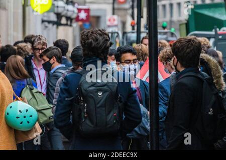 Londres, Royaume-Uni. 30 novembre 2020. Harris Academy les sixième artistes de Westminster quittent leur école de Westminster à l'heure du déjeuner. Il n'y a pas de distanciation sociale et très peu portent des masques. Crédit : Guy Bell/Alay Live News Banque D'Images