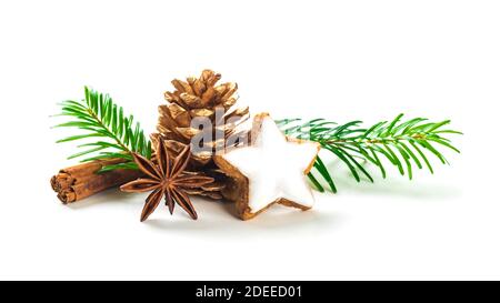 Biscuits en forme d'étoile à la cannelle avec glaçage, anis et sapin conéisolés sur fond blanc. Banque D'Images