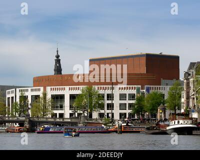 AMSTERDAM, PAYS-BAS - 01 MAI 2018 : vue extérieure du bâtiment Stopera sur la rivière Amstel et berceau de l'Opéra national et du ballet Banque D'Images