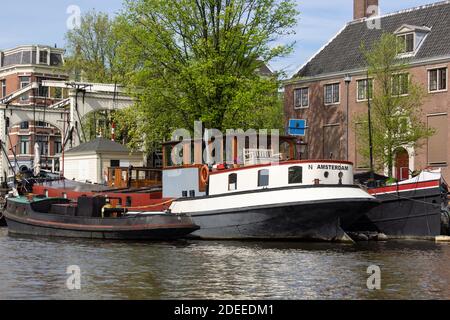 AMSTERDAM, PAYS-BAS - 01 MAI 2018 : vue sur les bateaux amarrés sur le canal Nieuwe Herengracht Banque D'Images